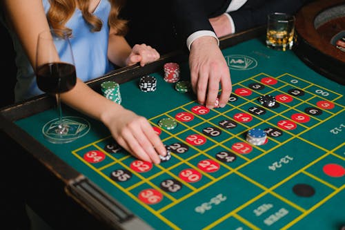 Maxwin303 Poker Online: Strategies & Tips