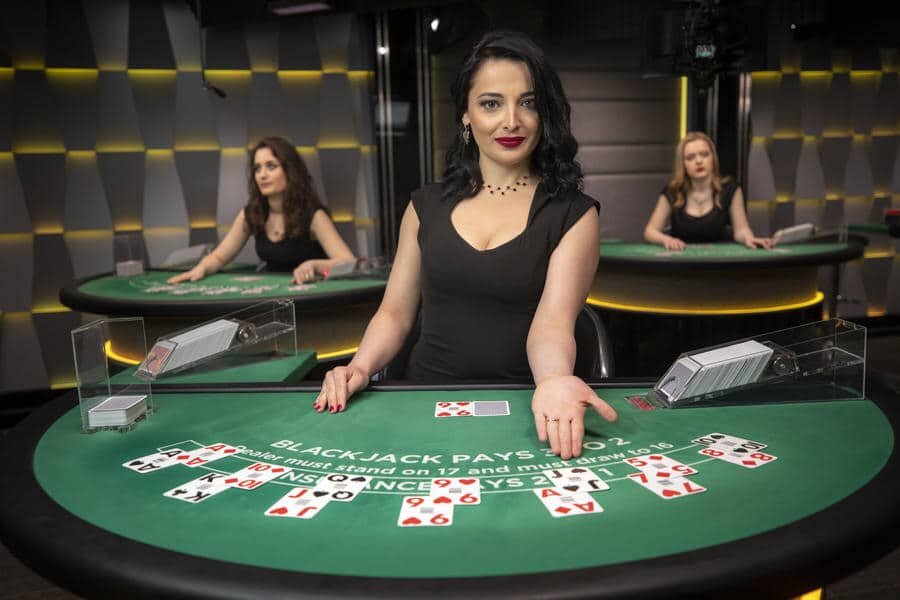 Maxwin303 Poker Online: Strategies & Tips