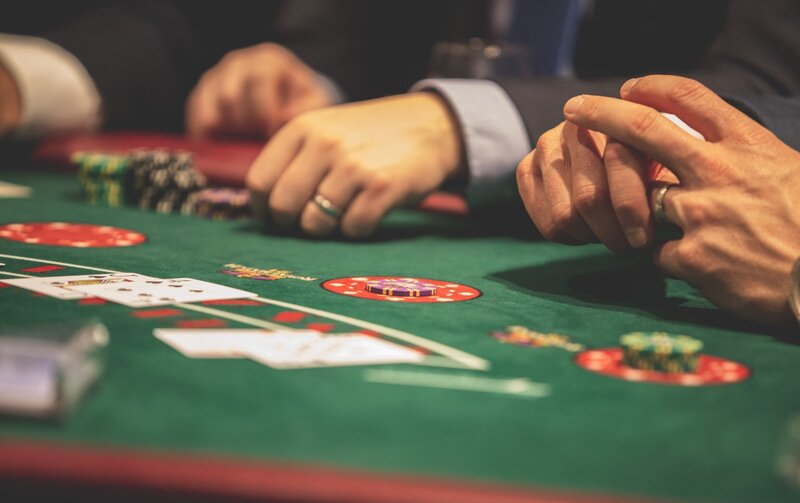 Maxwin303 Poker Online: Strategies & Tips